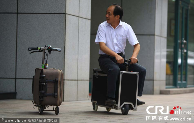 Illustration for article titled This Chinese farmer is recycling suitcases into electric scooters